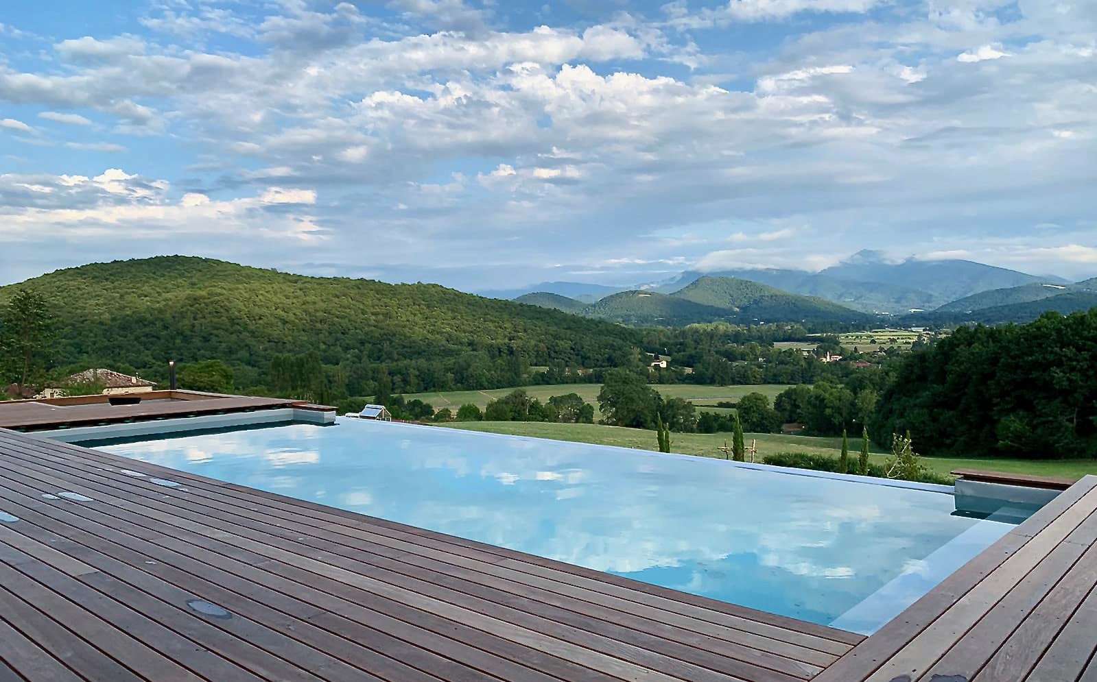 La piscine à débordement est prête !